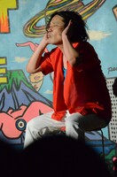 観客に歌わせる永野。