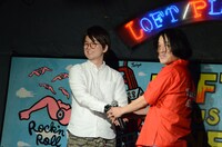 パーティ内山（左）と握手を交わす永野（右）。