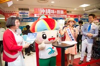 すち子「関空～宮古島直行便」PRキャンペーンガール就任イベントの様子。