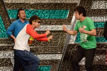 独自の動きで「ダンスィングフィッソン族」に挑戦するバイク川崎バイク（左）。