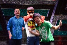 バンビーノ藤田（右端）を“ニーブン”するバイク川崎バイク（中央）。