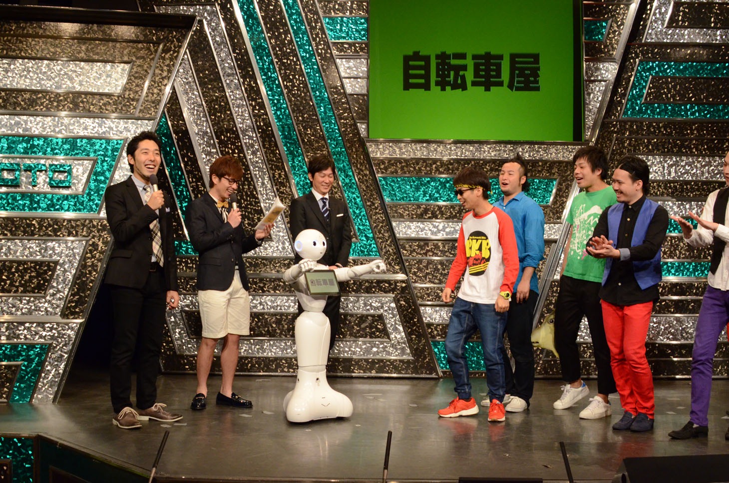 BKBにふさわしい仕事を紹介するPepper。