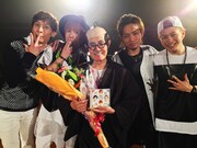 加藤茶（中央）とKaleido Knightのメンバー。