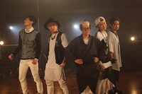 加藤茶（中央）とKaleido Knightのメンバー。