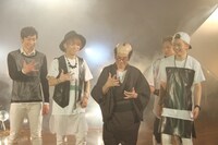 加藤茶（中央）とKaleido Knightのメンバー。