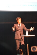 「山里亮太の140～素直な気持ちを伝えたくて～」で熱弁する南海キャンディーズ山里。