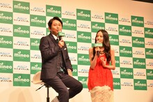 会見に出席した有吉弘行（左）とベッキー（右）。