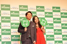 会見に出席した有吉弘行（左）とベッキー（右）。