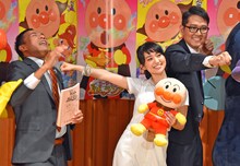 映画「それいけ！アンパンマン ミージャと魔法のランプ」のアフレコ会見でアンパンチを繰り出す大島優子（中央）とパンチをくらうナイツ塙（左）。