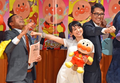 「それいけ！アンパンマン ミージャと魔法のランプ」アフレコ会見の様子。左からナイツ塙、大島優子、ナイツ土屋。