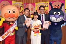 映画「それいけ！アンパンマン ミージャと魔法のランプ」のアフレコ会見に登場したナイツ塙、大島優子、ナイツ土屋（左から）。