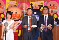 アフレコを披露する大島優子とナイツ。