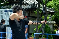 弓を引く雨上がり決死隊・宮迫。