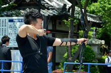 弓を引く雨上がり決死隊・宮迫。