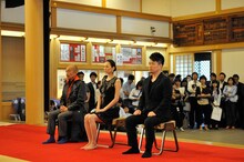 「大ヒット祈願式」に臨む（手前左から）竹中直人、米倉涼子、雨上がり決死隊・宮迫。(c)Marvel 2015