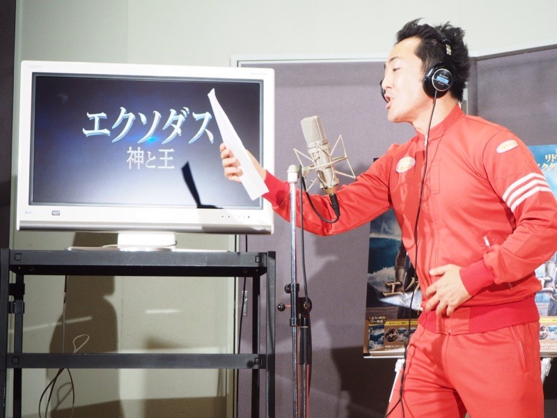 ナレーションの収録に臨むテツ。