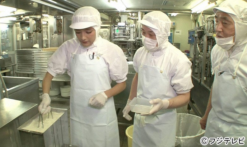 豆腐作りに挑戦するローラ（左）。(c)フジテレビ