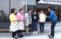 「笑神様は突然に… 人気キャラクター大集合スペシャル」に登場するチームおかずクラブ。 (c)日本テレビ