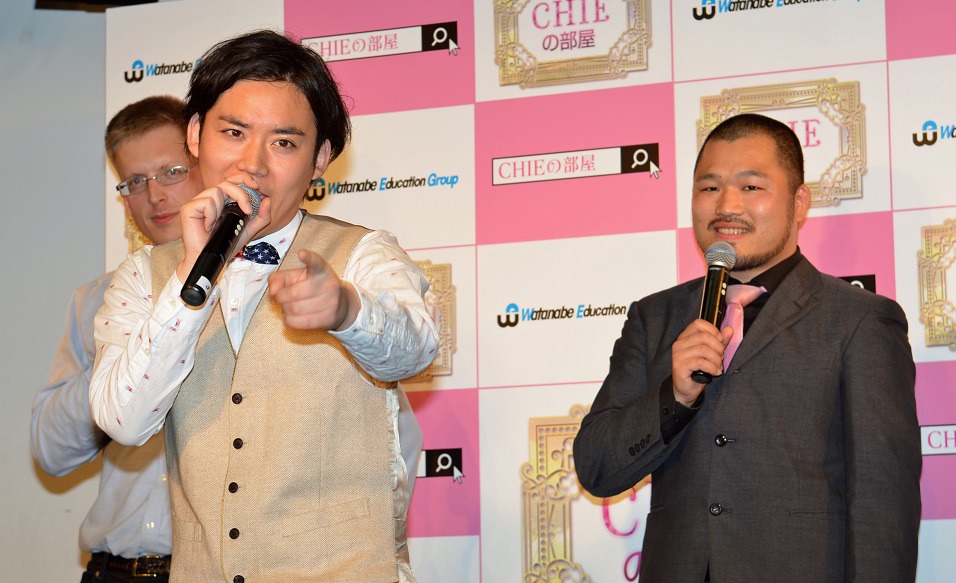 熱唱するクマムシ佐藤（中央）。