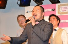 熱唱するクマムシ長谷川（中央）。