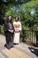 太宰治が入水自殺した場所に立つ又吉と木村。