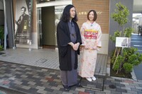 太宰治文学サロンを訪れる又吉と木村。