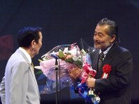 ダイヤモンド大賞を受賞した藤竜也（右）。(c)日本映画批評家大賞