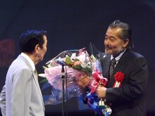 ダイヤモンド大賞を受賞した藤竜也（右）。(c)日本映画批評家大賞