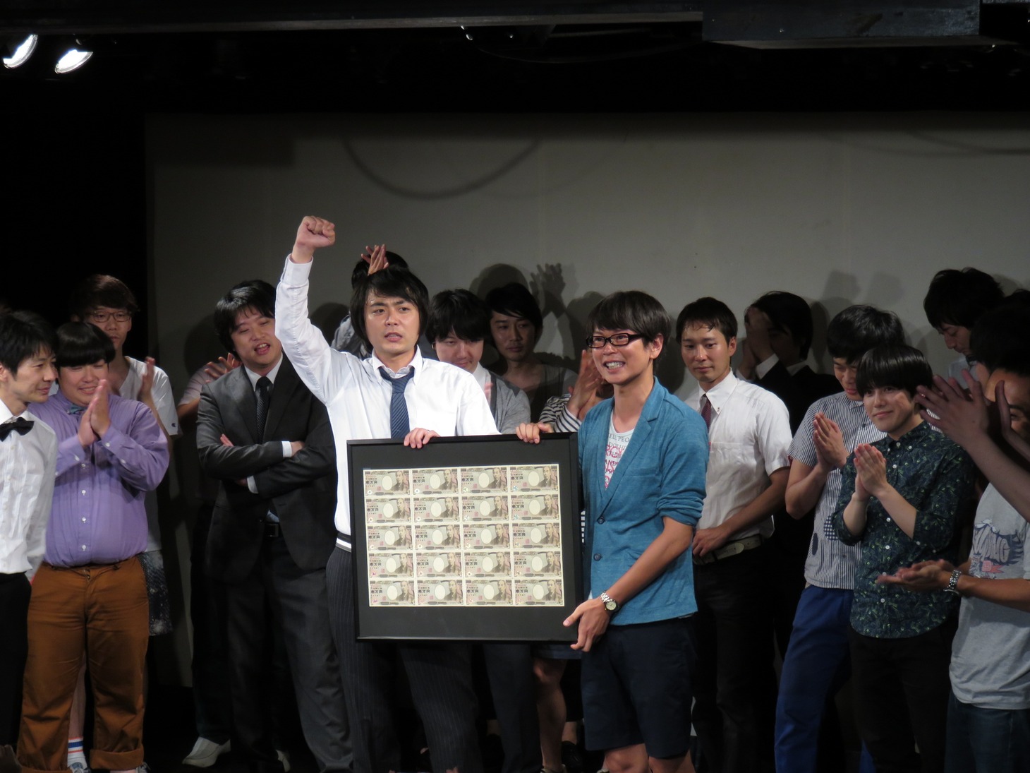 「賞金20万争奪！K-PRO春の最強ネタ決定戦！」で優勝した磁石（中央）。