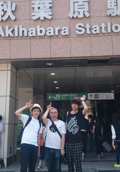 「芸人3人が大好きなアイドルを語るライブ（仮）」に出演する（左から）しずる村上、ドドん石田、モダンボーイズ長岡。