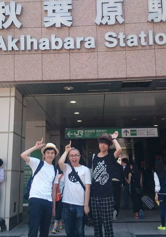 「芸人3人が大好きなアイドルを語るライブ（仮）」に出演する（左から）しずる村上、ドドん石田、モダンボーイズ長岡。