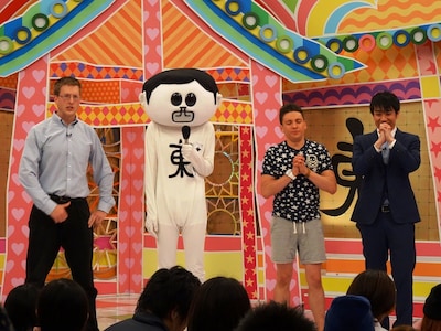 「前略、西東さん」に出演する厚切りジェイソン（左）、タイムボム（右）ら。 (c)CTV