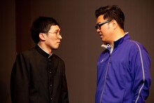 「シソンヌライブ『quatre』」のワンシーン。