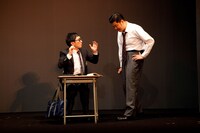 「シソンヌライブ『quatre』」のワンシーン。