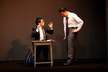 「シソンヌライブ『quatre』」のワンシーン。