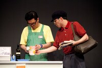 「シソンヌライブ『quatre』」のワンシーン。