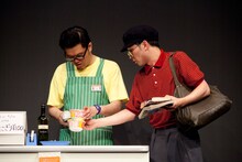 「シソンヌライブ『quatre』」のワンシーン。