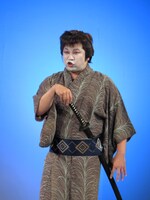 町人に扮して登場した八坂ある之介（レイザーラモンRG）。(c)吉本興業