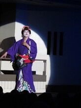 町娘に扮し、見事な女装姿を披露した八坂ある之介（レイザーラモンRG）。(c)吉本興業