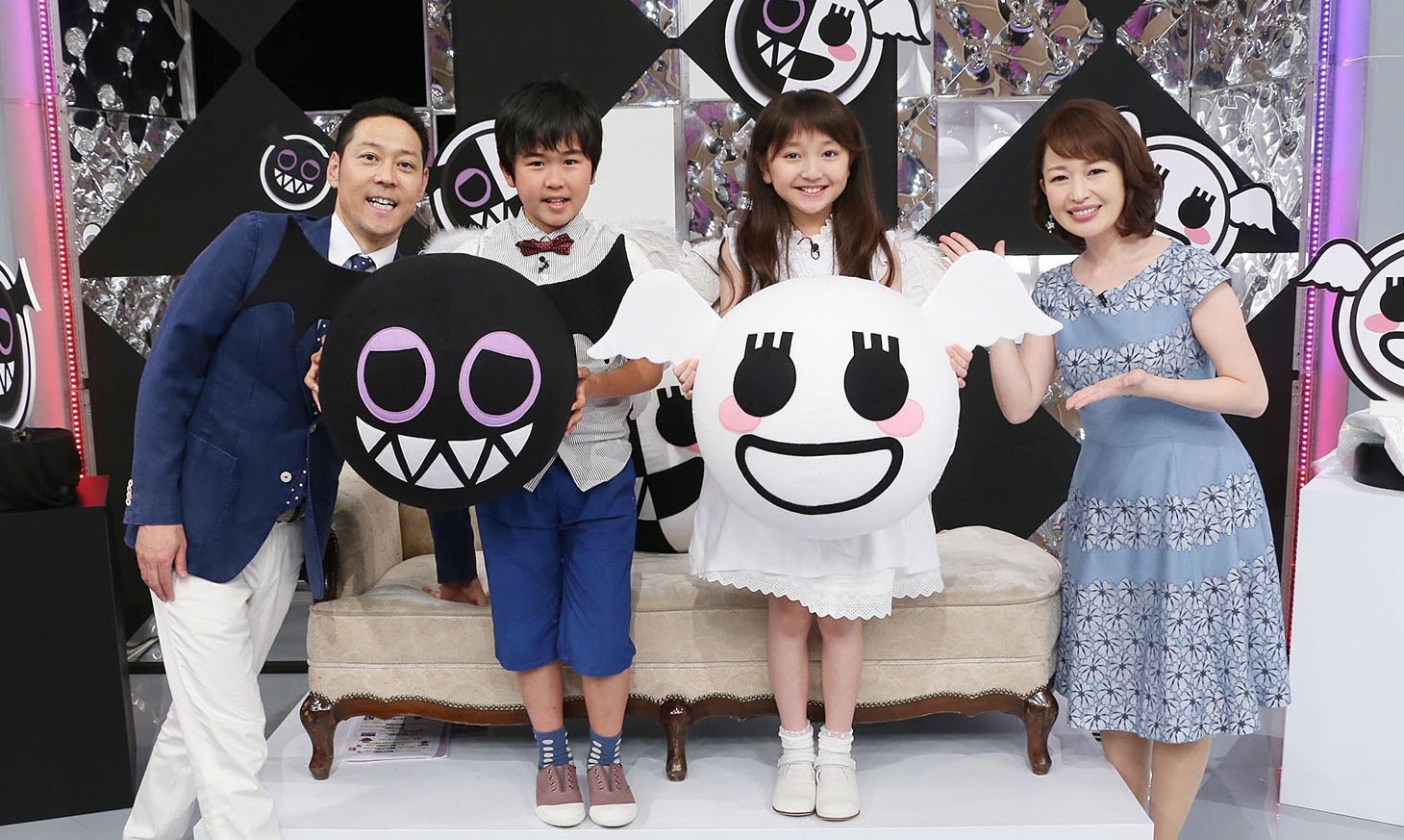 左から、MCの東野幸治、鈴木福、谷花音、アシスタントの松丸友紀アナウンサー。(c)テレビ東京