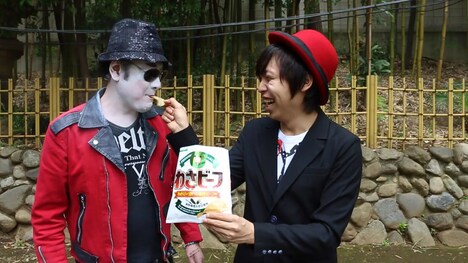 わさビーフを食べさせ合うジャクソン太夫（左）とDaichi（右）。