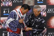 「2015幕張ビーチ花火フェスタ」の会見に出席した山口智充（左）。