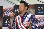「2015幕張ビーチ花火フェスタ」の会見に出席した山口智充。