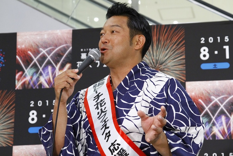 「2015幕張ビーチ花火フェスタ」の会見に出席した山口智充。