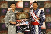 「2015幕張ビーチ花火フェスタ」の会見に出席した笑い飯・哲夫（左）と山口智充（右）。