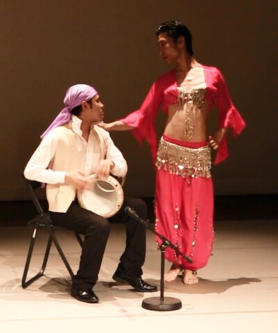 ベリーダンスを披露するマッハスピード豪速球・坂巻（右）と、エジプトタブラを演奏するガン太（左）。