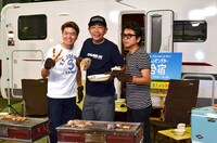 特番で使用したキャンピングカーをバックに写真撮影に応じる3人。