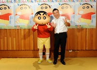 （左から）野原しんのすけ、アンタッチャブル山崎。(c)臼井儀人/双葉社・シンエイ・テレビ朝日・ADK