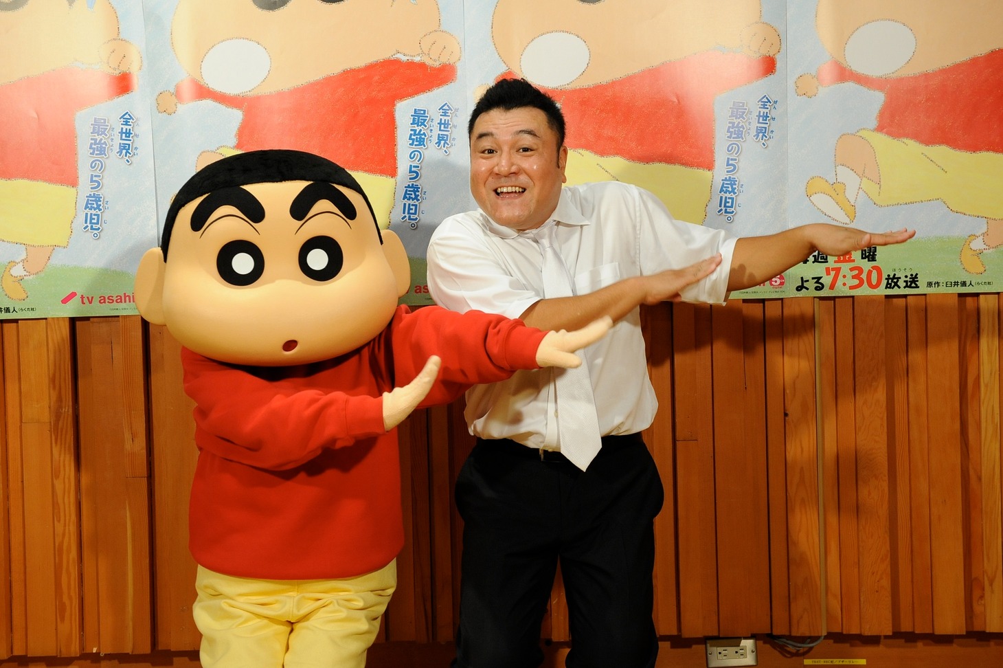 （左から）野原しんのすけ、アンタッチャブル山崎。(c)臼井儀人/双葉社・シンエイ・テレビ朝日・ADK