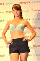 「天使のブラ 極上の谷間」の発売記念イベントに出席した永田レイナ。